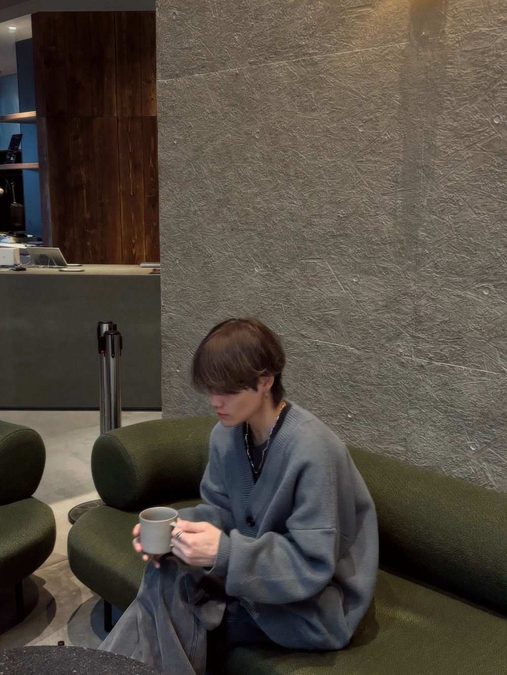 ブルー系のカーディガン/ボレロ、ブラック系のその他パンツ、シルバー系のリングを着用したメンズの春コーディネートの2枚目の写真