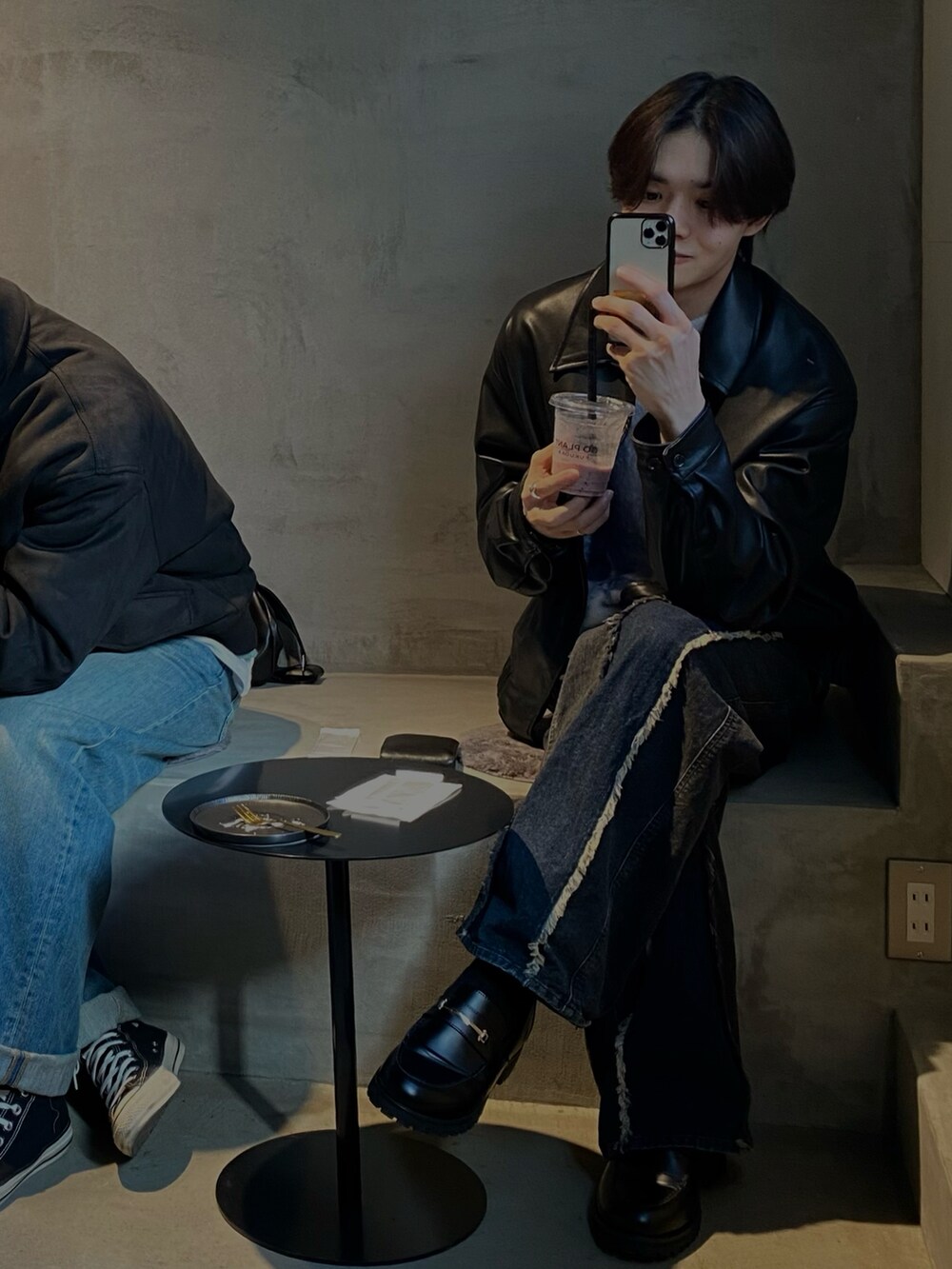 ブラック系のデニムパンツ、ブラック系のブルゾン、ホワイト系のニット/セーターを着用したメンズの春コーディネートの2枚目の写真