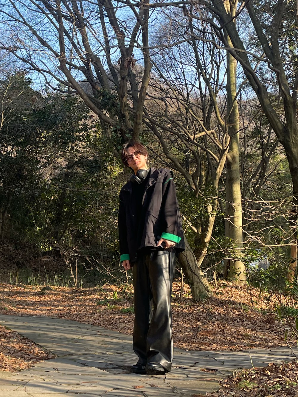 ブラック系のニット/セーター、ブラック系のブルゾン、ブラック系のその他パンツを着用したメンズの春コーディネートの3枚目の写真