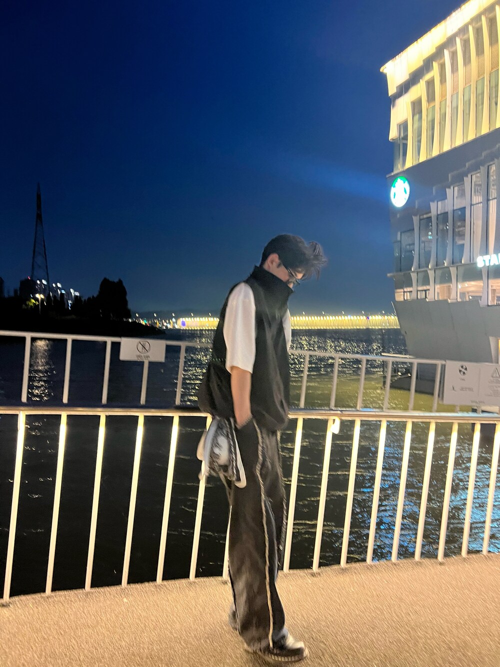 ホワイト系のTシャツ/カットソー、ブラック系のブルゾン、ブラック系のショルダーバッグを着用したメンズの夏コーディネートの4枚目の写真