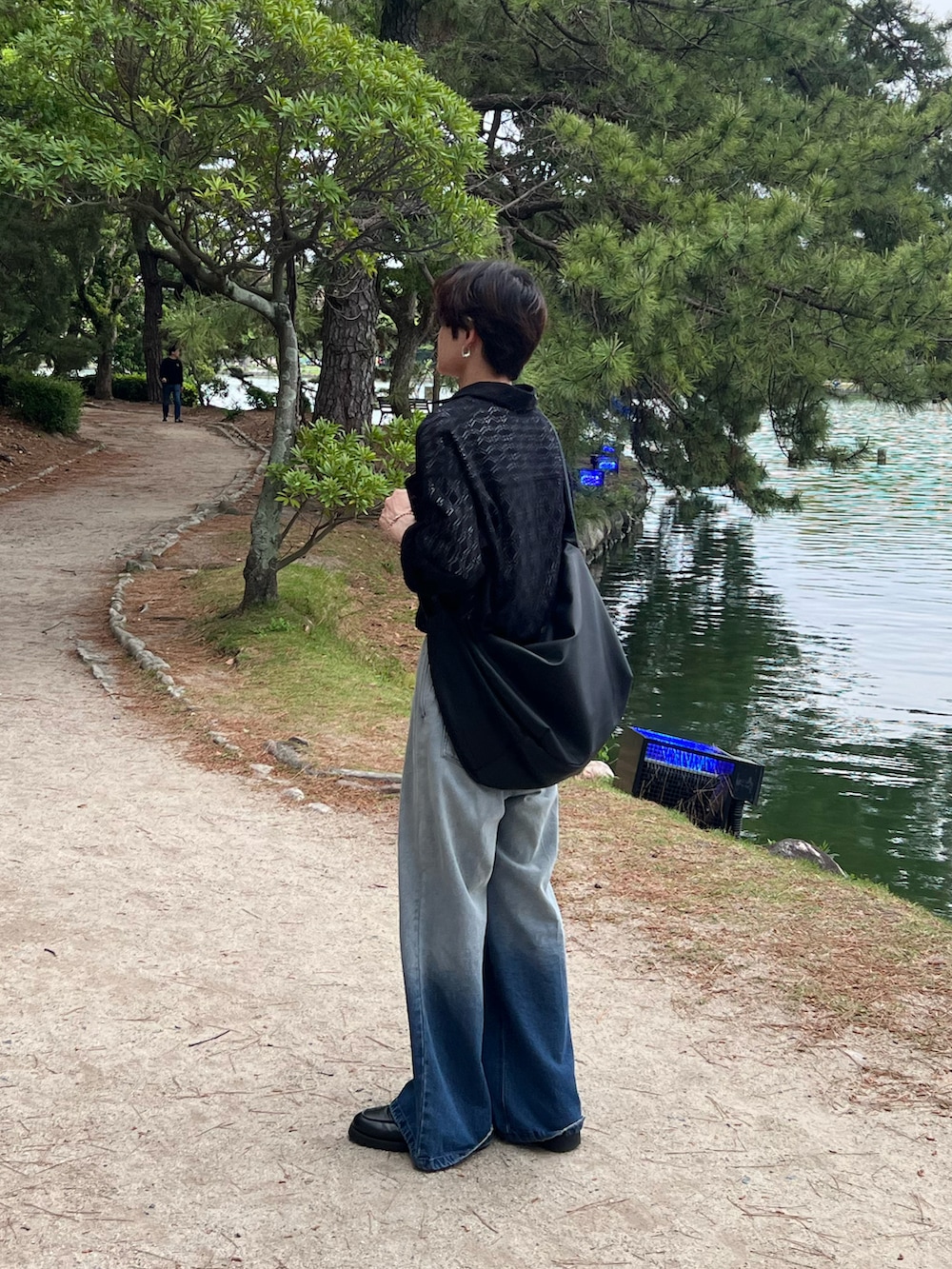 ブルー系のデニムパンツ、ブルー系のTシャツ/カットソー、ブラック系のシャツ/ブラウスを着用したメンズの春コーディネートの2枚目の写真