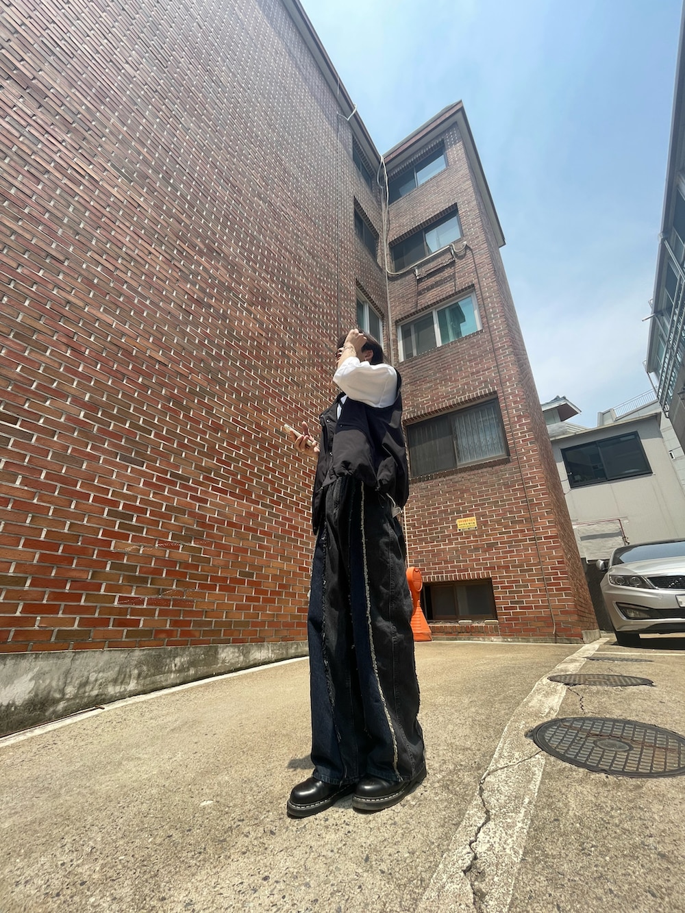 ホワイト系のTシャツ/カットソー、ブラック系のブルゾン、ブラック系のデニムパンツを着用したメンズの夏コーディネートの4枚目の写真