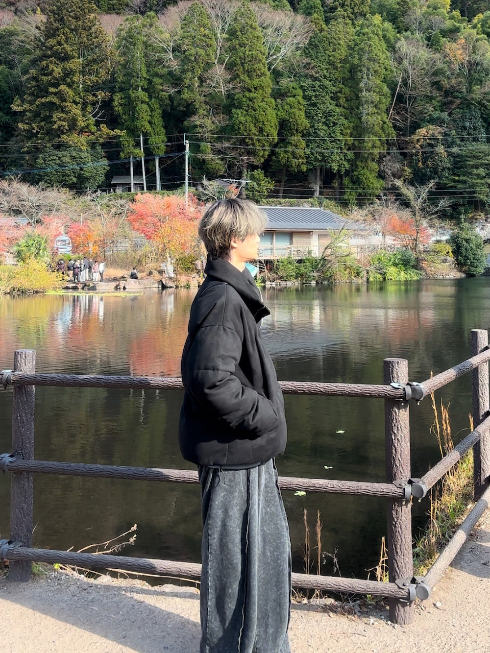 ブラック系のダウンジャケット/コート、ブルー系のカーディガン/ボレロ、ブラック系のスウェットパンツを着用したメンズの冬コーディネートの3枚目の写真