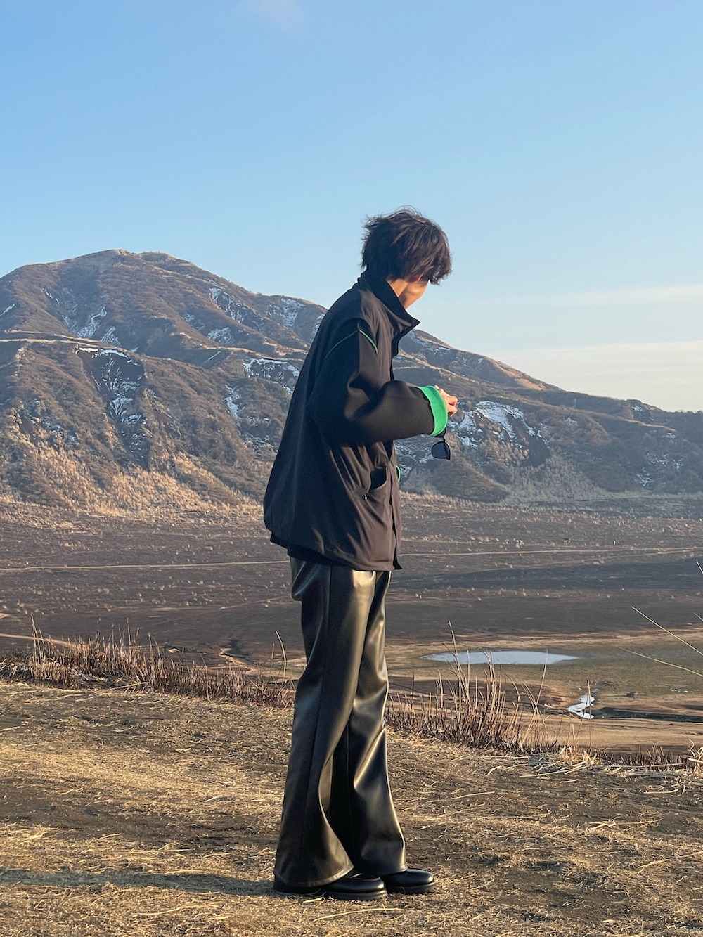 ブラック系のニット/セーター、ブラック系のブルゾン、ブラック系のその他パンツを着用したメンズの春コーディネートの2枚目の写真