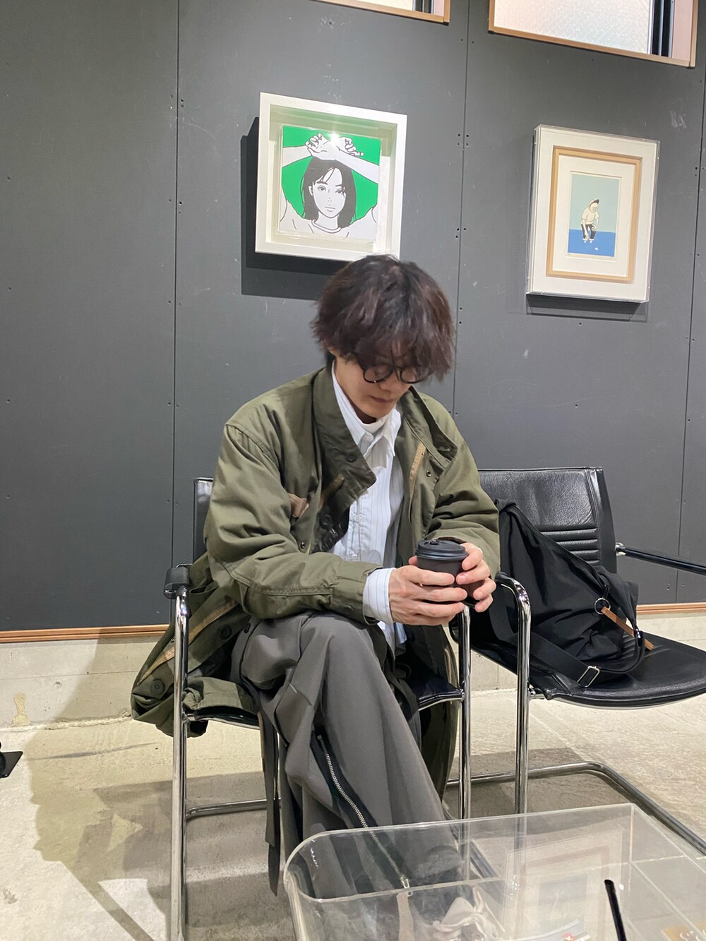 グリーン系のモッズコート、ホワイト系のTシャツ/カットソー、ホワイト系のシャツ/ブラウスを着用したメンズの春コーディネートの3枚目の写真