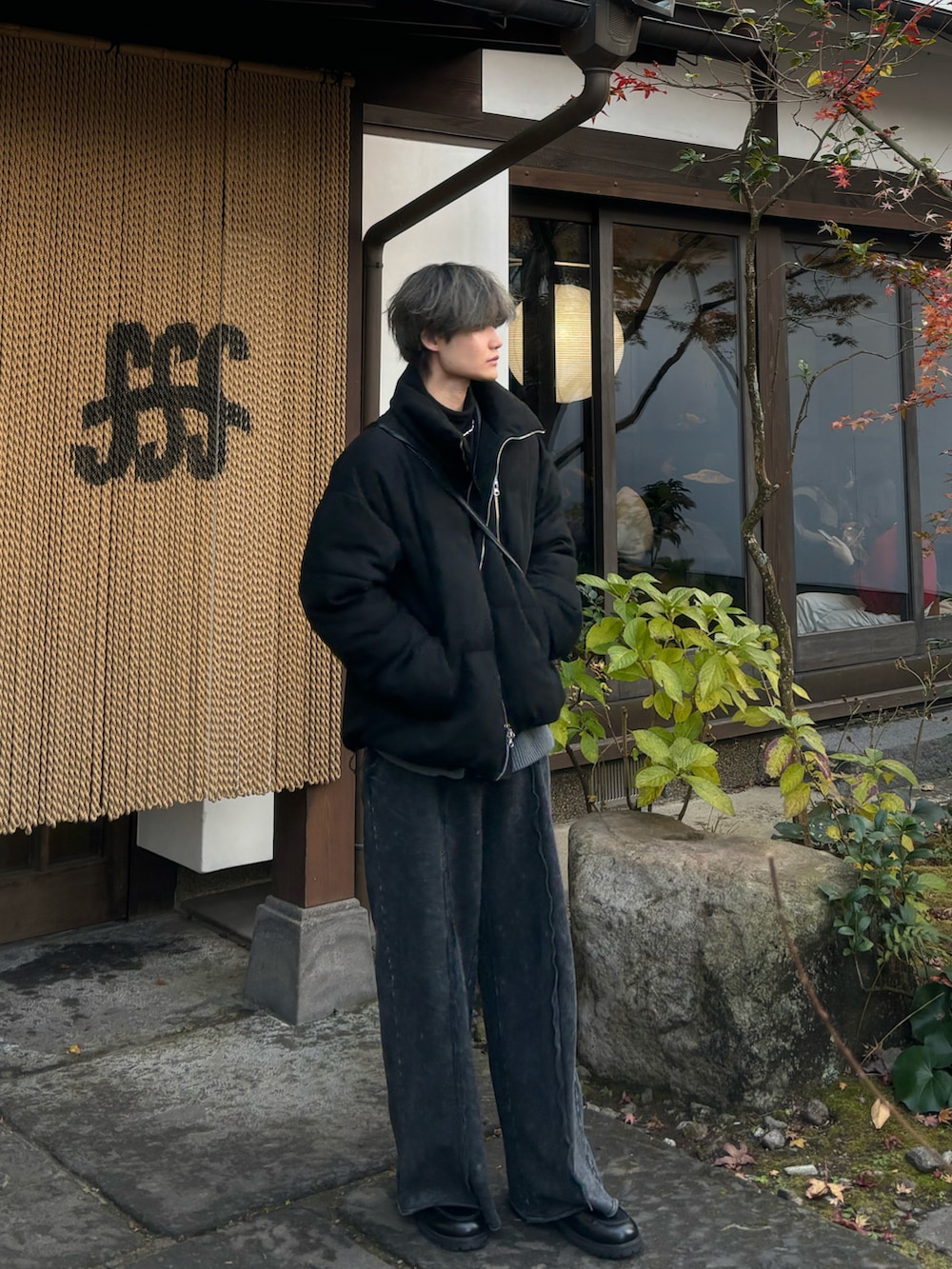 ブラック系のダウンジャケット/コート、ブルー系のカーディガン/ボレロ、ブラック系のスウェットパンツを着用したメンズの冬コーディネートの2枚目の写真