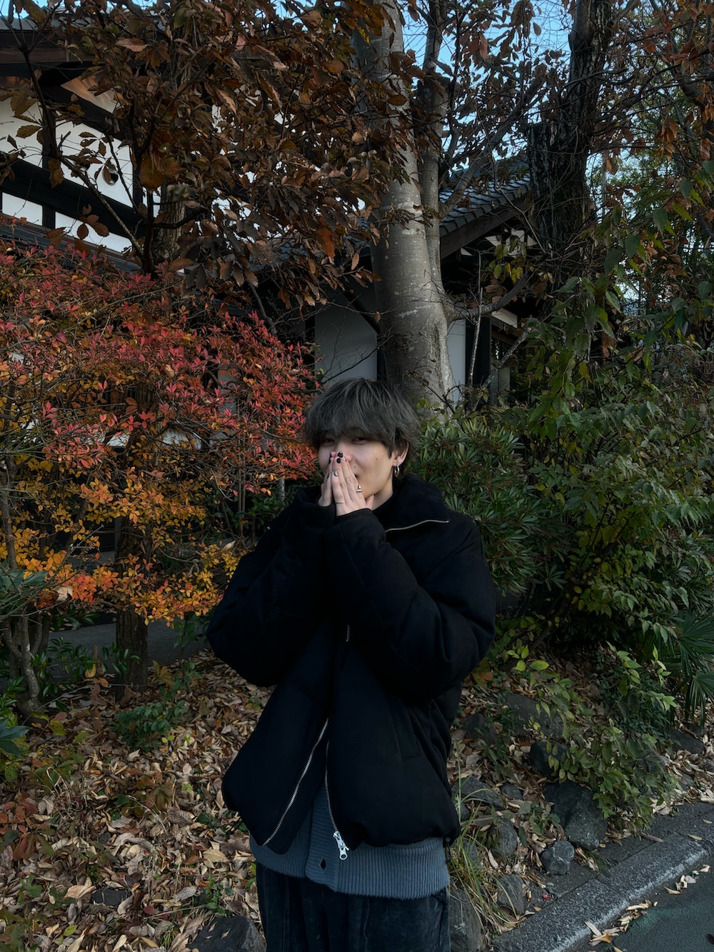 ブラック系のダウンジャケット/コート、ブルー系のカーディガン/ボレロ、ブラック系のスウェットパンツを着用したメンズの冬コーディネートの4枚目の写真