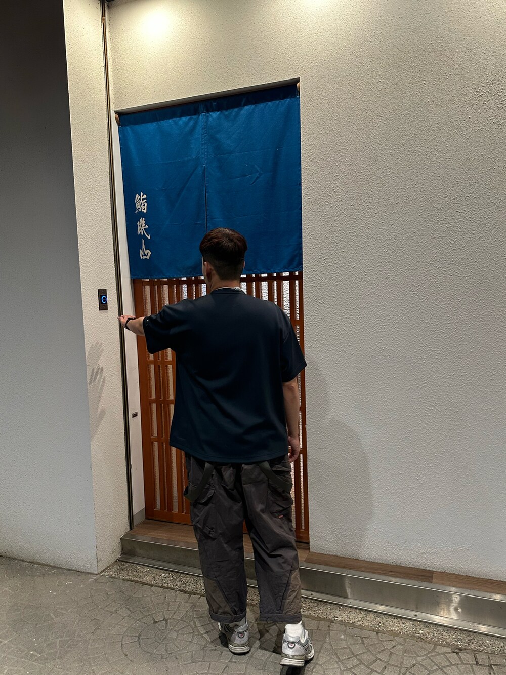 ブルー系のTシャツ/カットソー、グレー系のサロペット/オーバーオール、グレー系のスニーカーを着用したメンズの夏コーディネートの2枚目の写真