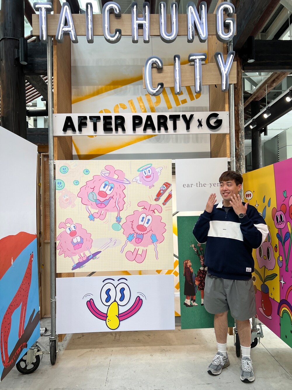 グレー系のスニーカー、グレー系のカーゴパンツ、ブルー系のスウェットを着用したメンズの冬コーディネートの2枚目の写真