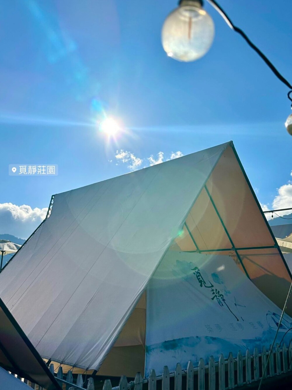 ブルー系のスウェット、グレー系のスウェットパンツ、グレー系のタイツ/ストッキングを着用したメンズの秋コーディネートの4枚目の写真