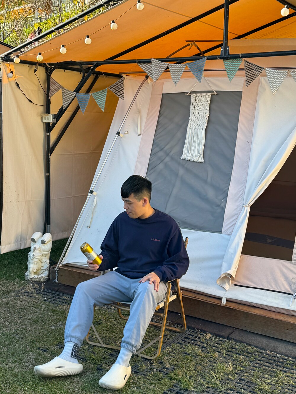 ブルー系のスウェット、グレー系のスウェットパンツ、グレー系のタイツ/ストッキングを着用したメンズの秋コーディネートの2枚目の写真