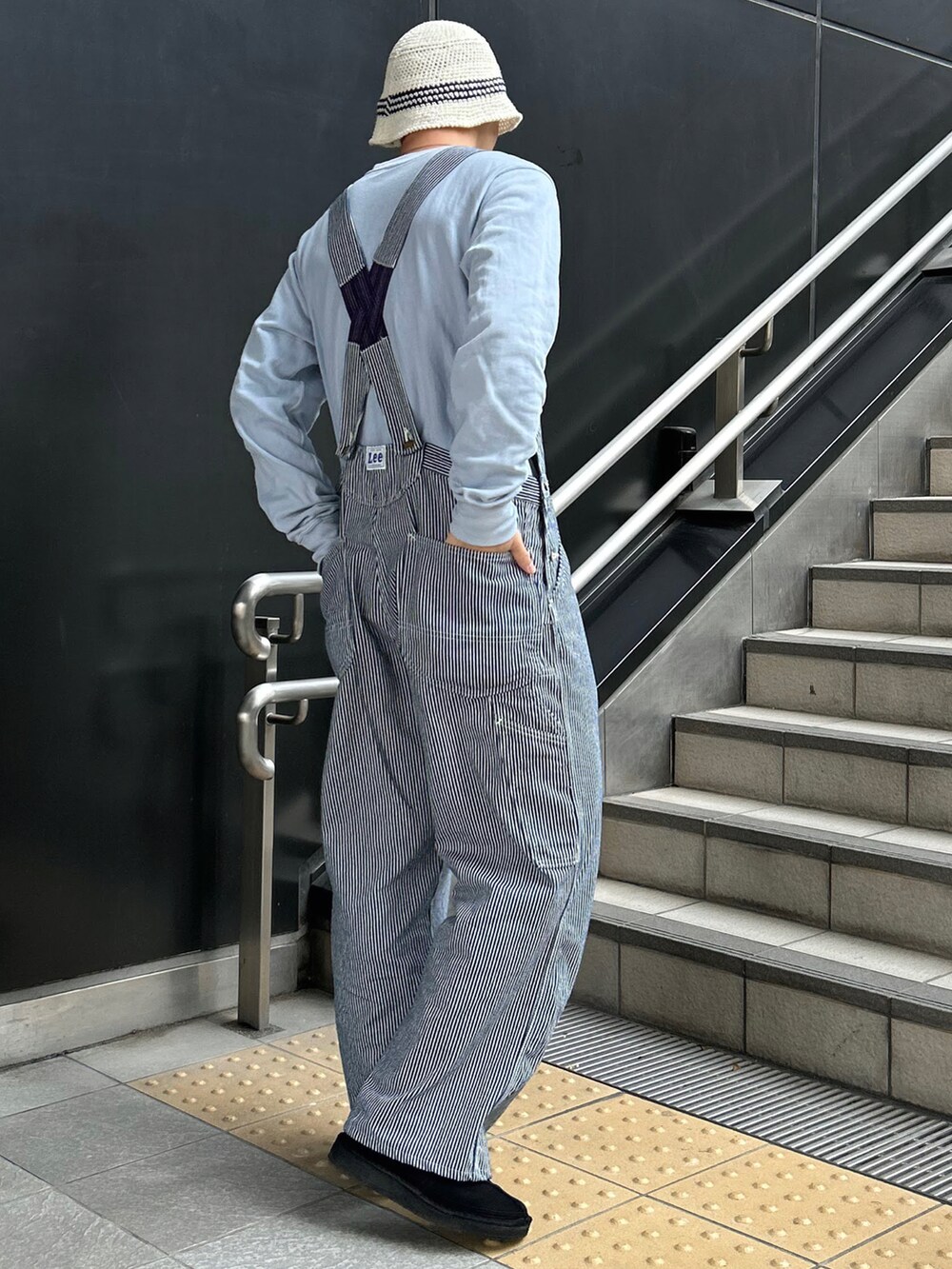 「春服デビュー宣言、春服、爽やかコーデ、デニムコーデ、ヒッコリー、オーバーオール」｜「Leeのアイテム（サロペット/オーバーオール、ブルー系）」を使った、まっとぅんさん（メンズ・175cm）の春コーディネートの2枚目の写真