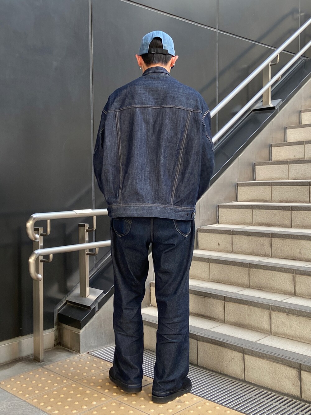 「デニム、デニムジャケット、デニムセットアップ風、デニムコーデ、Lee、春服デビュー宣言」｜「Carharttのアイテム（キャップ、ブルー系）」を使った、まっとぅんさん（メンズ・175cm）の春コーディネートの3枚目の写真