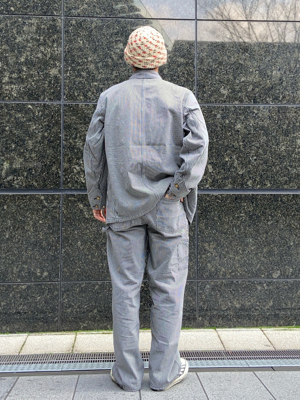 「大人コーデ、デニムパンツ、ペインターパンツ、ヒッコリー、ブラックヒッコリー、カバーオール、ロコジャケット」｜「Leeのアイテム（カバーオール、その他）」を使った、まっとぅんさん（メンズ・175cm）の春コーディネートの2枚目の写真