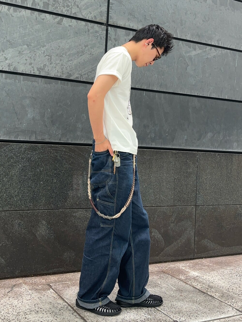 「デニム、LEE、keen、今日のコーデ、WEARタイアップ」｜「Leeのアイテム（Tシャツ/カットソー、ホワイト系）」を使った、まっとぅんさん（メンズ・175cm）の夏コーディネートの2枚目の写真