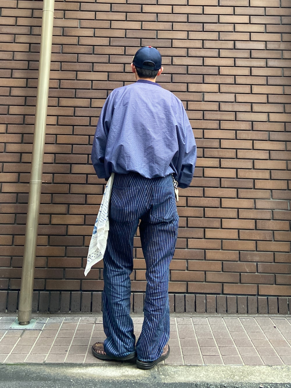 「Lee、ナイロンジャケット、ペインターパンツ、ヒステリックグラマー、バンダナ、ウォバッシュ、keen、お出かけコーデ、メンズコーデ、リラックススタイル」｜「panaのアイテム（ナイロンジャケット、ブルー系）」を使った、まっとぅんさん（メンズ・175cm）の夏コーディネートの2枚目の写真