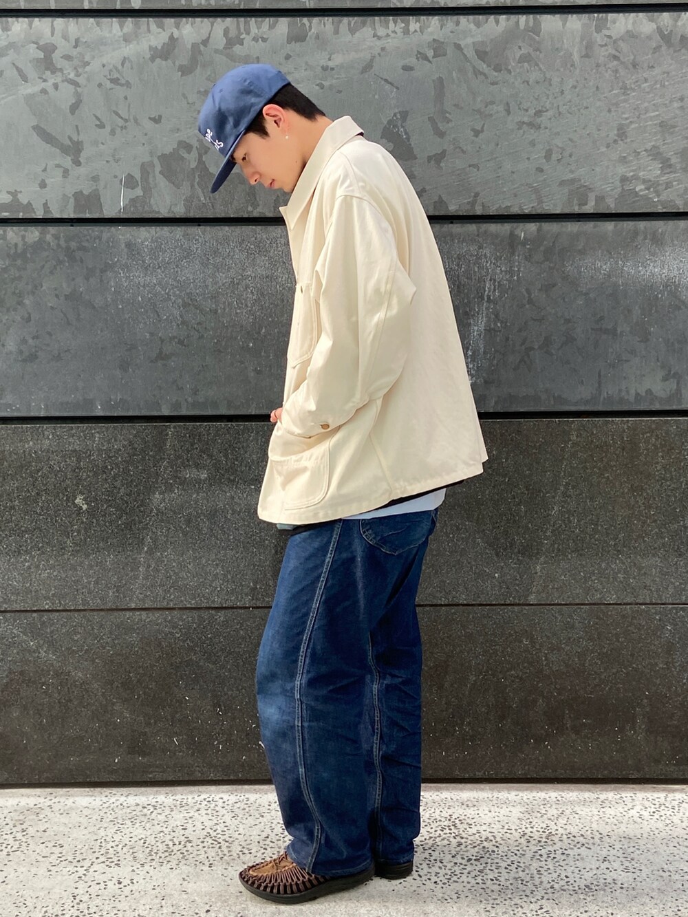 「春服デビュー宣言、デニム、カバーオール、LEE、keen」｜「steapのアイテム（キャップ、ブルー系）」を使った、まっとぅんさん（メンズ・175cm）の春コーディネートの3枚目の写真