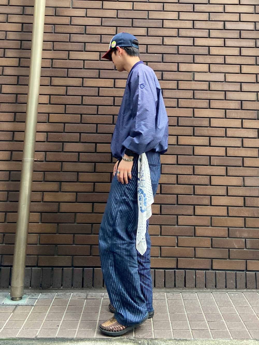 「Lee、ナイロンジャケット、ペインターパンツ、ヒステリックグラマー、バンダナ、ウォバッシュ、keen、お出かけコーデ、メンズコーデ、リラックススタイル」｜「panaのアイテム（ナイロンジャケット、ブルー系）」を使った、まっとぅんさん（メンズ・175cm）の夏コーディネートの3枚目の写真
