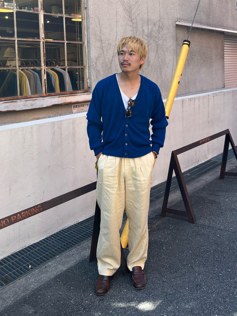 ブルー系のカーディガン/ボレロを着用したメンズの秋コーディネートの2枚目の写真