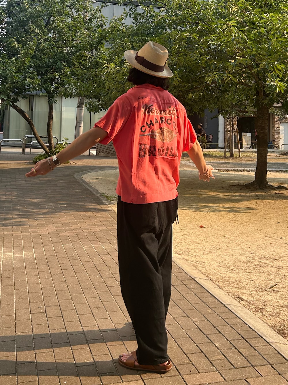 ブラウン系のサンダル、ブラック系のデニムパンツを着用したメンズの秋コーディネートの2枚目の写真