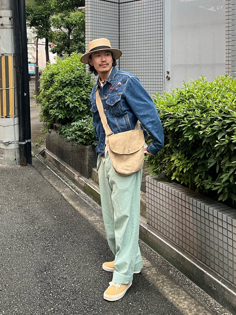 ブルー系のデニムジャケットを着用したメンズの秋コーディネートの2枚目の写真