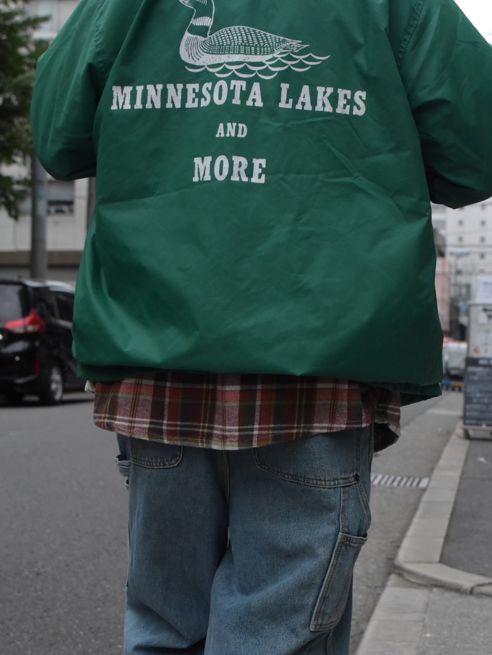 レッド系のシャツ/ブラウスを着用したメンズの秋コーディネートの5枚目の写真