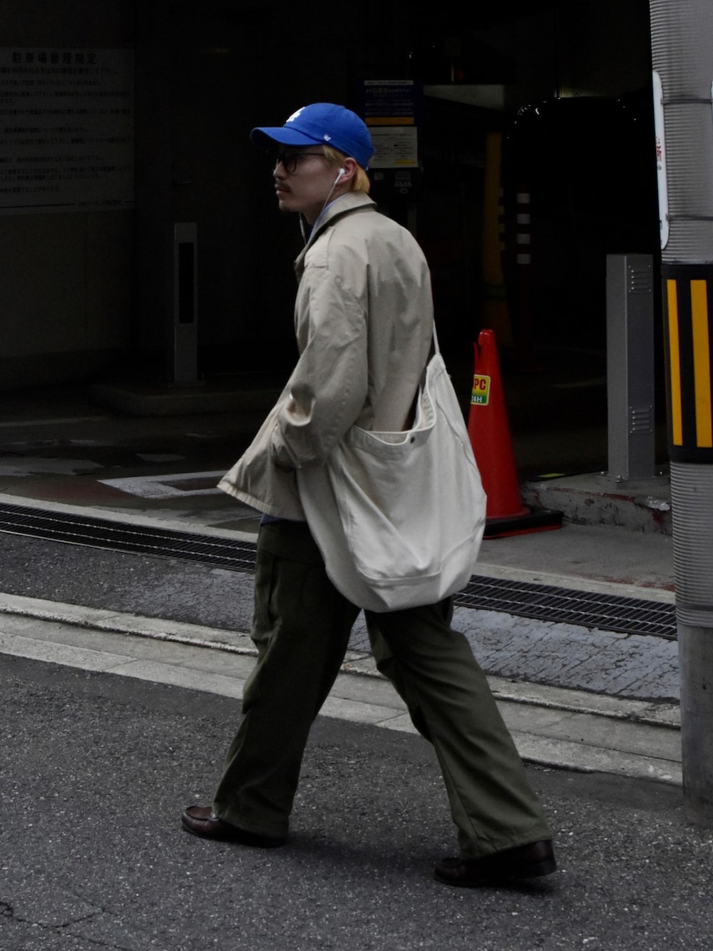 ブルー系のキャップを着用したメンズの秋コーディネートの3枚目の写真