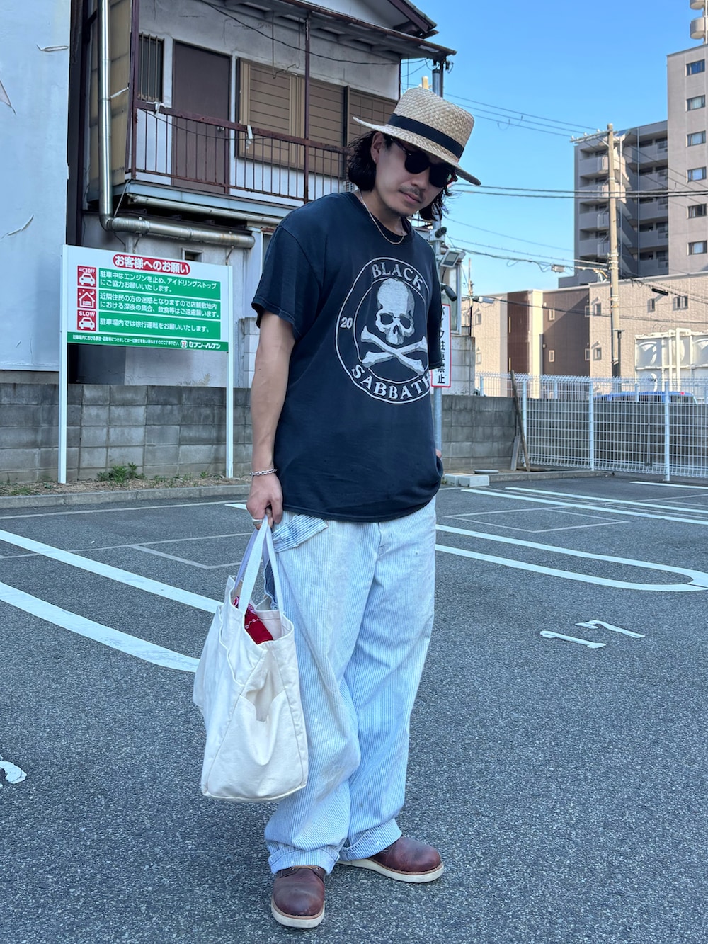 ブルー系のつなぎ/オールインワンを着用したメンズの秋コーディネートの2枚目の写真