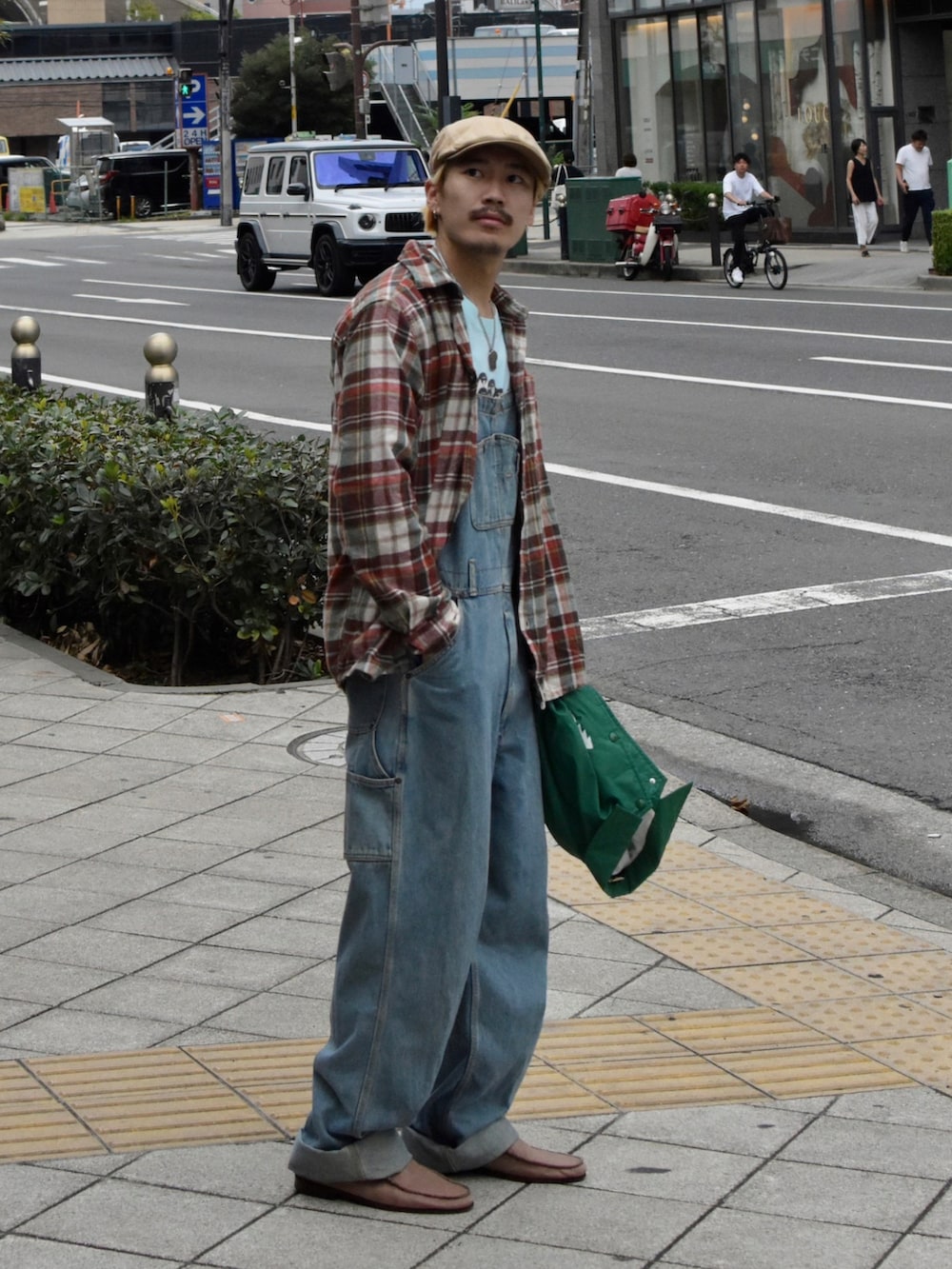 レッド系のシャツ/ブラウスを着用したメンズの秋コーディネートの2枚目の写真