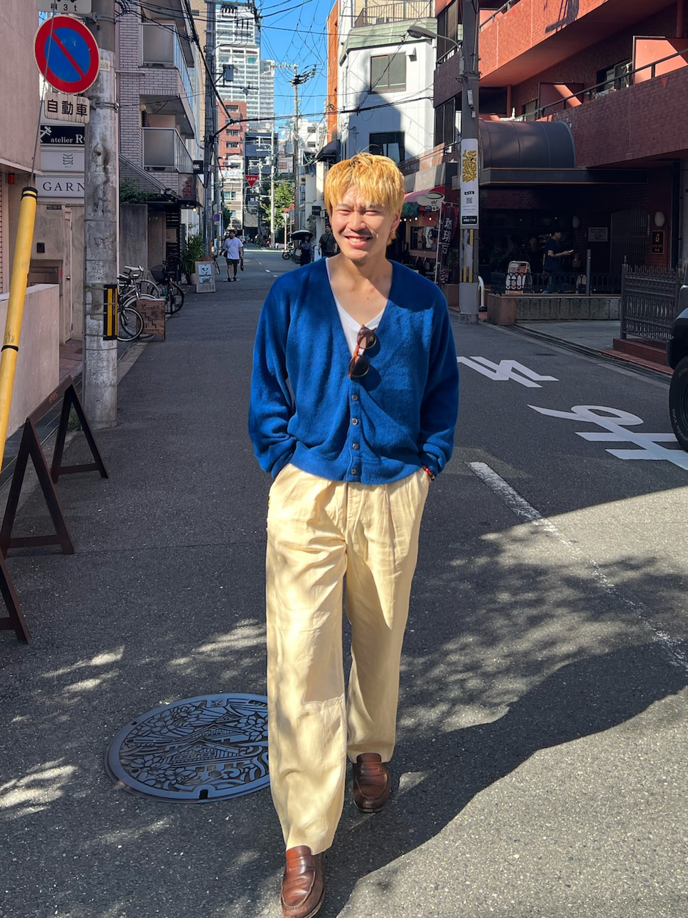 ブルー系のカーディガン/ボレロを着用したメンズの秋コーディネートの3枚目の写真