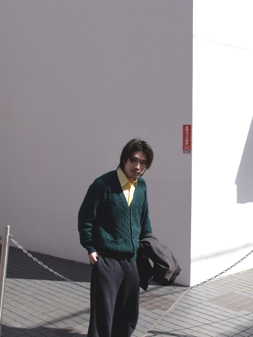 ブラック系のスウェットパンツ、グリーン系のカーディガン/ボレロを着用したメンズの秋コーディネートの2枚目の写真