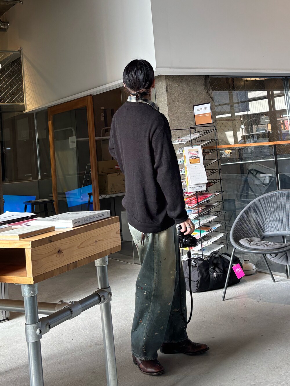 ブルー系のシャツ/ブラウス、ブラック系のカーディガン/ボレロ、ブルー系のデニムパンツを着用したメンズの秋コーディネートの2枚目の写真