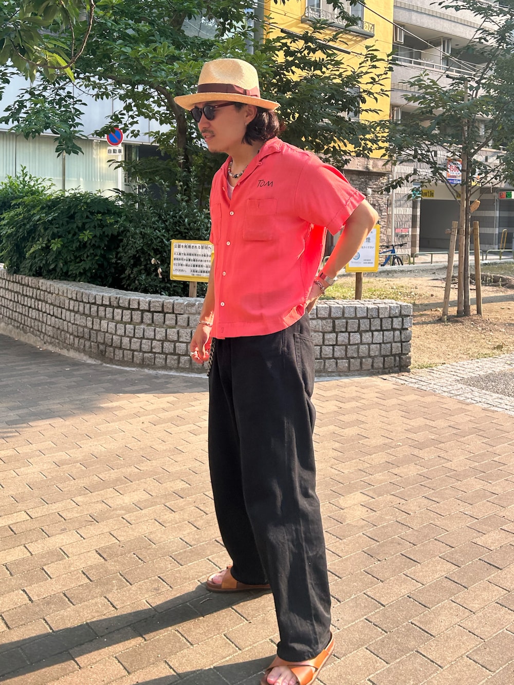 ブラウン系のサンダル、ブラック系のデニムパンツを着用したメンズの秋コーディネートの3枚目の写真