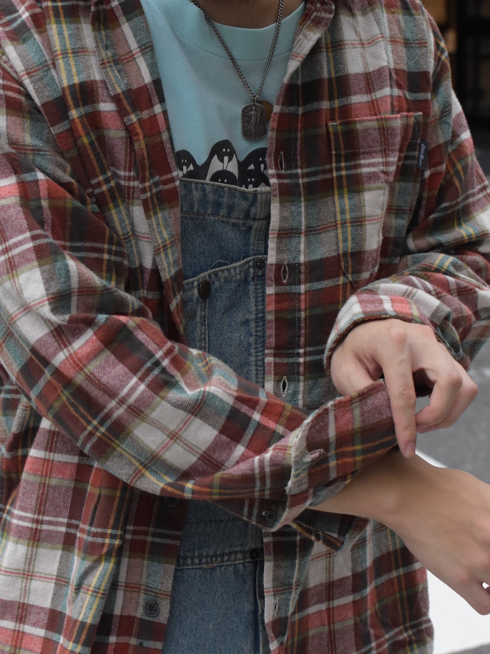 レッド系のシャツ/ブラウスを着用したメンズの秋コーディネートの4枚目の写真