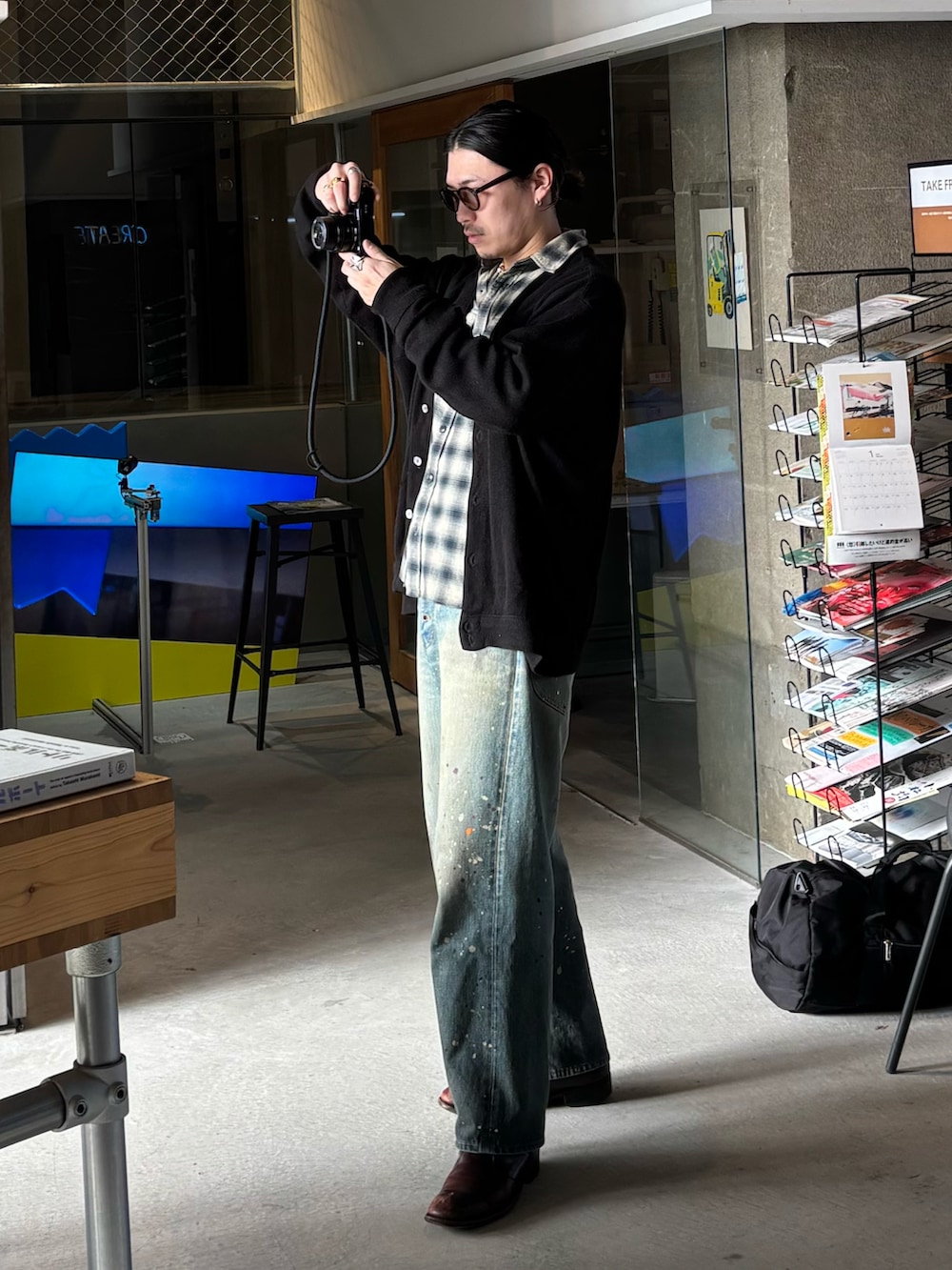 ブルー系のシャツ/ブラウス、ブラック系のカーディガン/ボレロ、ブルー系のデニムパンツを着用したメンズの秋コーディネートの3枚目の写真