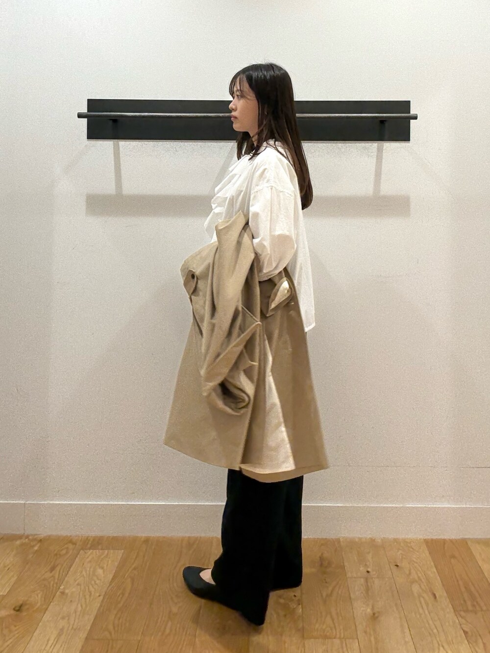 ベージュ系のその他アウター、ベージュ系のその他アウター、ホワイト系のシャツ/ブラウスを着用したレディースの冬コーディネートの10枚目の写真