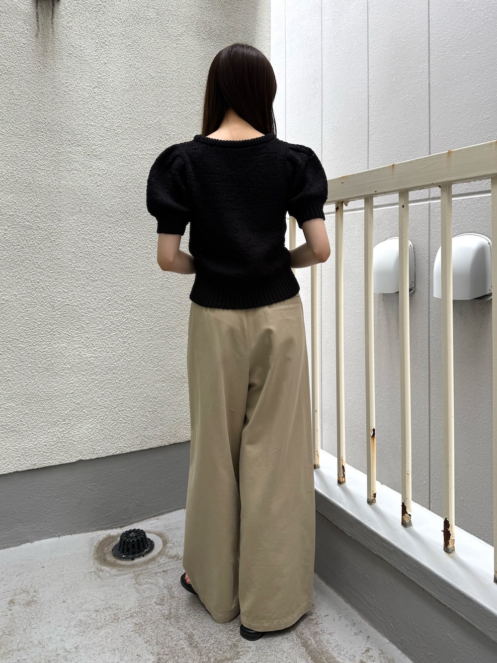 ブラック系のニット/セーター、ブラック系のニット/セーター、ベージュ系のその他パンツを着用したレディースの夏コーディネートの2枚目の写真