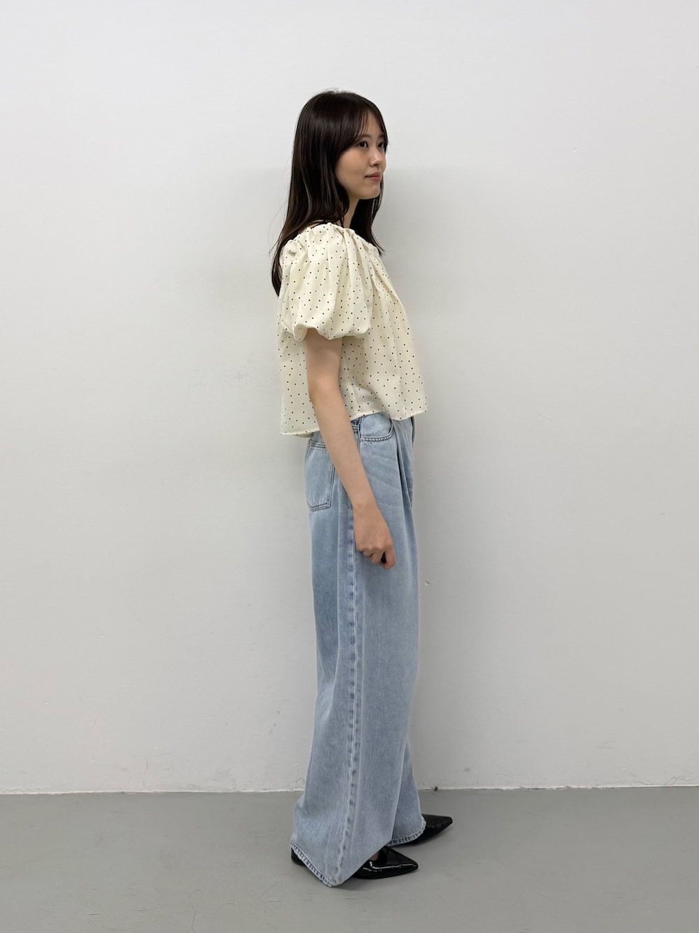 ホワイト系のシャツ/ブラウス、ブルー系のデニムパンツ、ブルー系のデニムパンツを着用したレディースの夏コーディネートの2枚目の写真