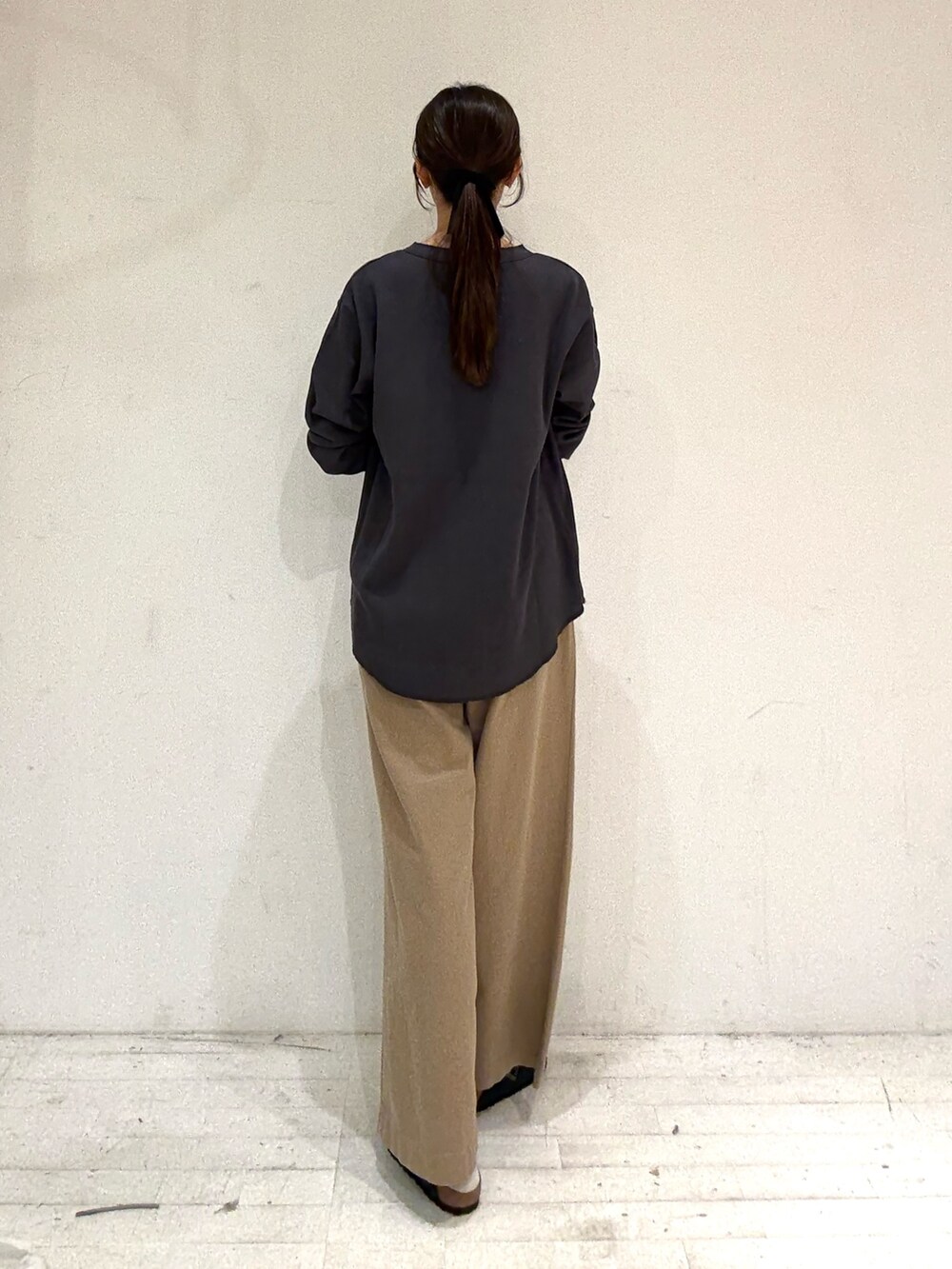 グレー系のTシャツ/カットソー、ベージュ系のその他パンツ、ベージュ系のその他パンツを着用したレディースの秋コーディネートの3枚目の写真