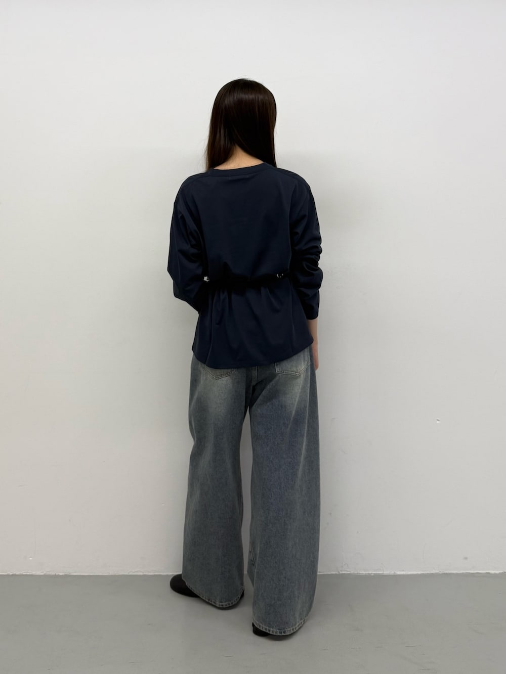 その他のTシャツ/カットソー、その他のTシャツ/カットソー、ブルー系のデニムパンツを着用したレディースの秋コーディネートの3枚目の写真
