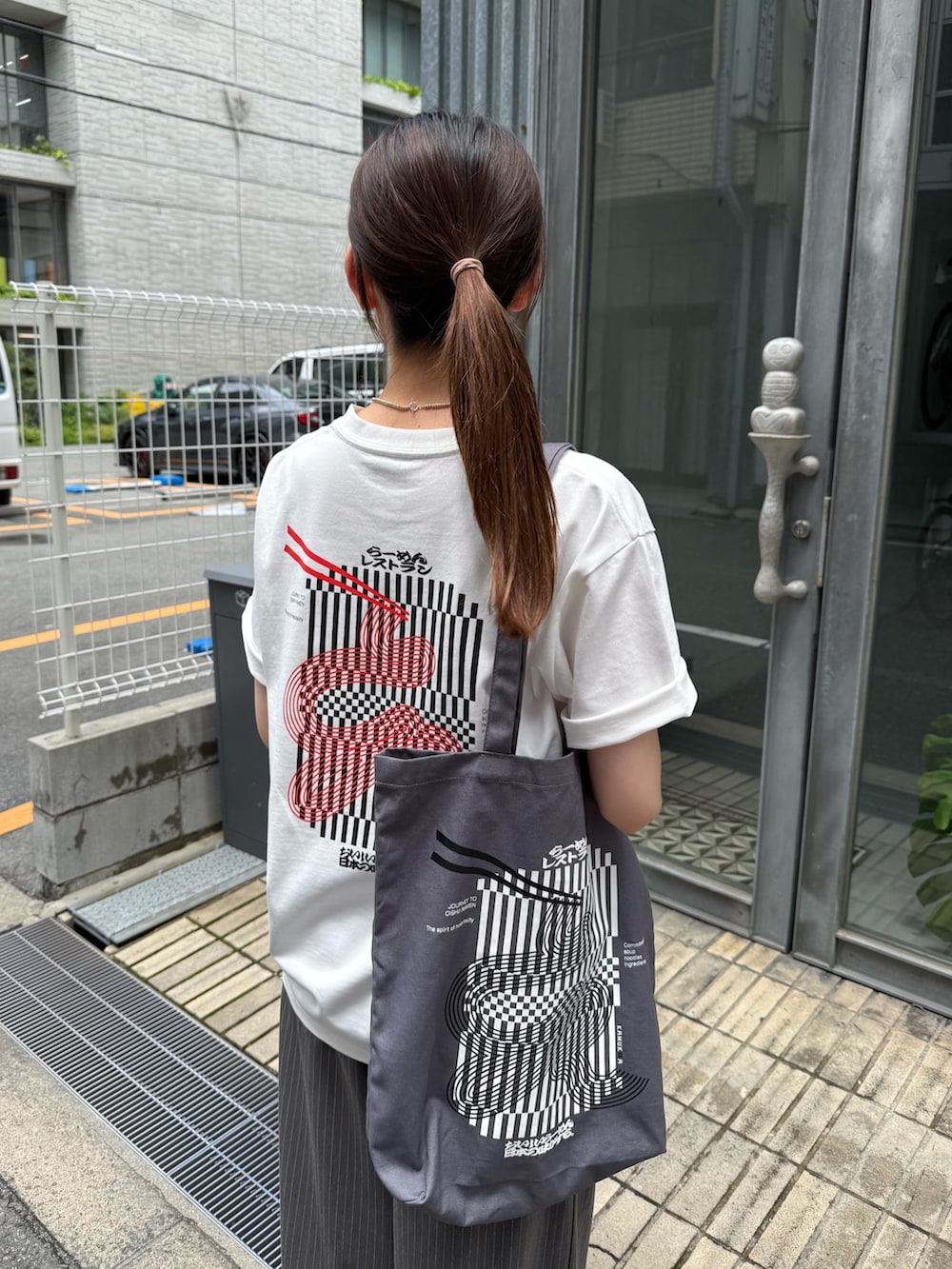グレー系のその他パンツ、グレー系のその他パンツを着用したレディースの夏コーディネートの4枚目の写真