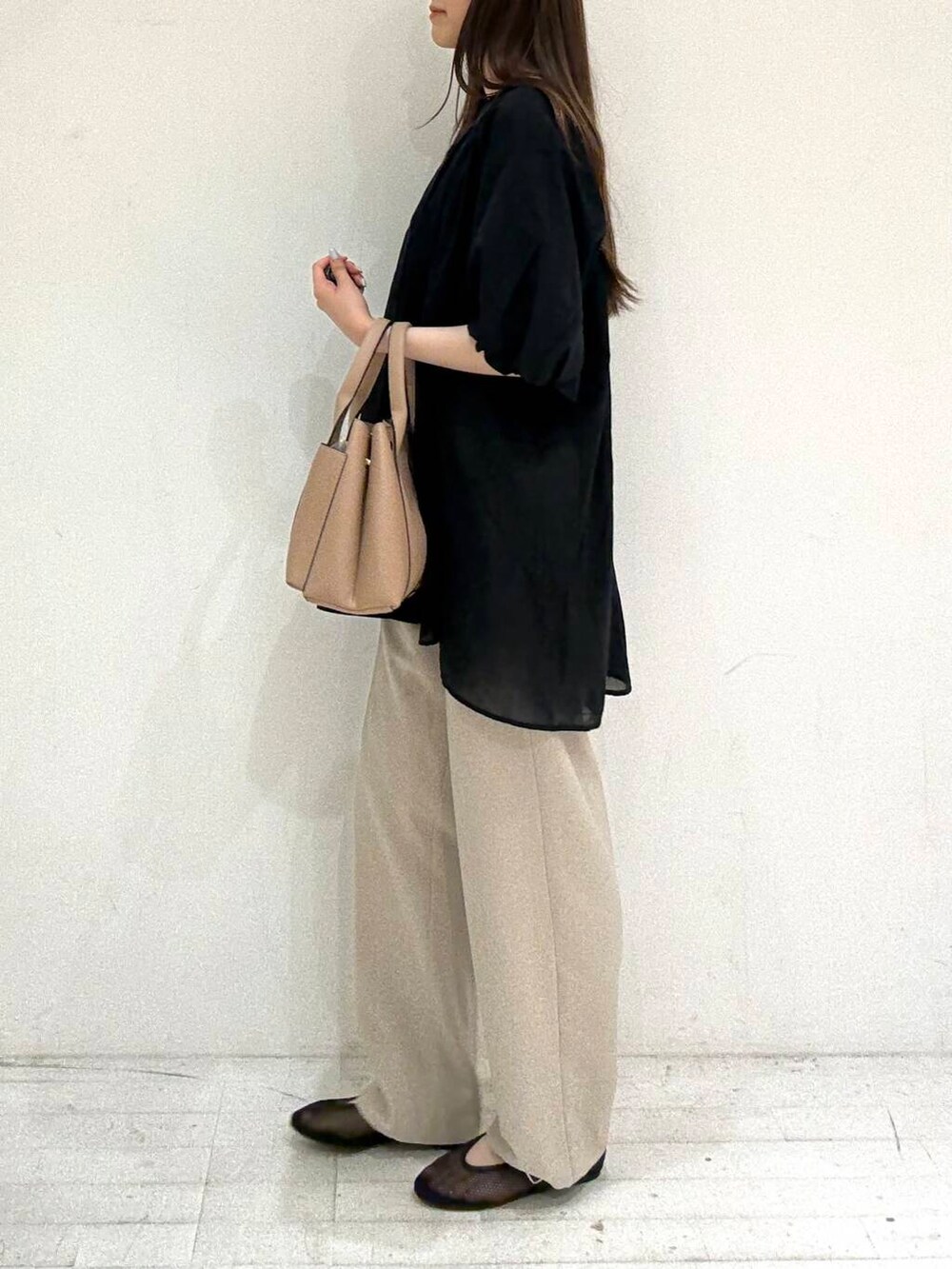 ベージュ系のトートバッグ、ベージュ系のその他パンツ、ブラック系のバレエシューズを着用したレディースの夏コーディネートの3枚目の写真