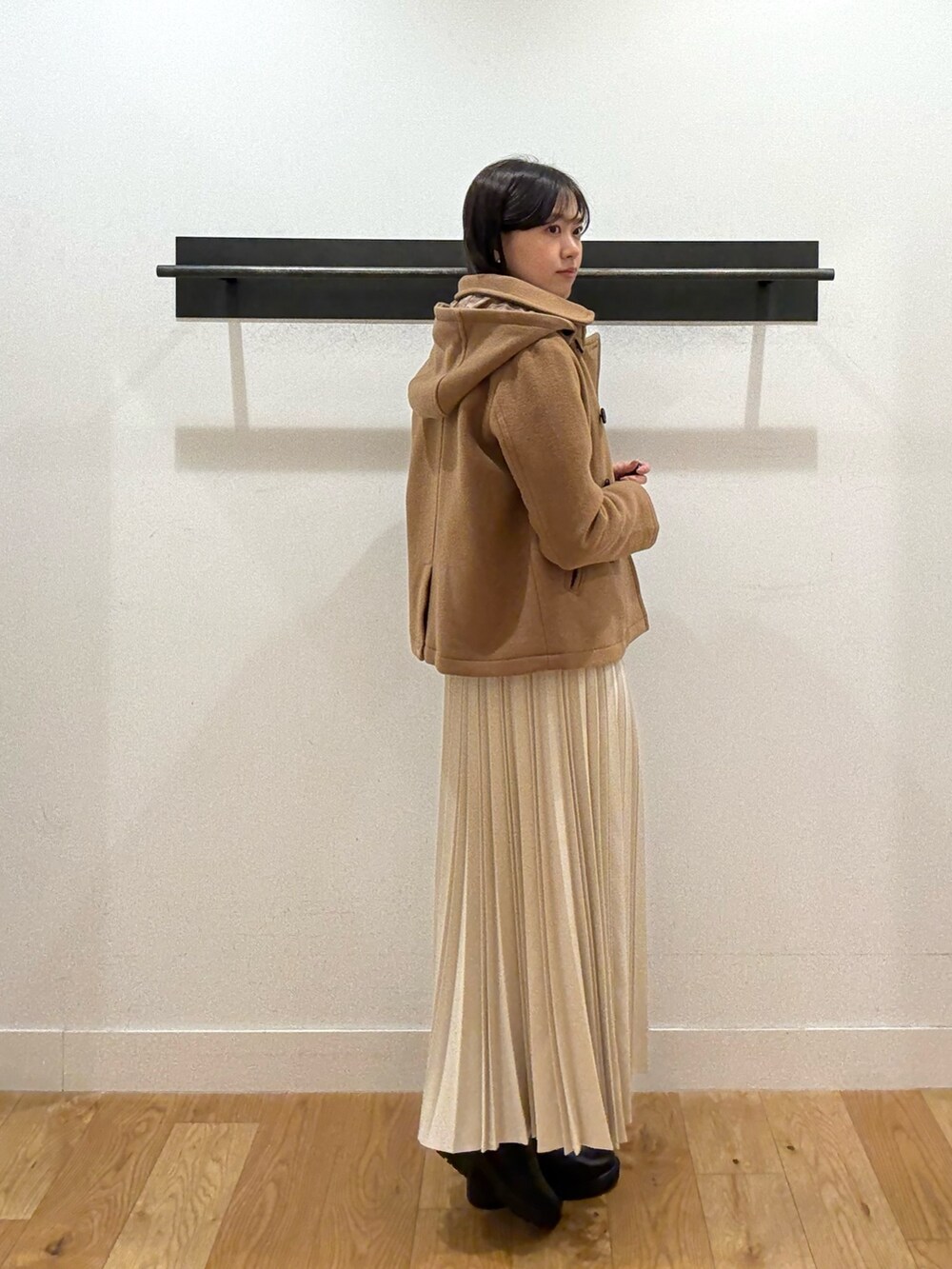 イエロー系のその他アウター、イエロー系のその他アウター、グレー系のニット/セーターを着用したレディースの冬コーディネートの5枚目の写真