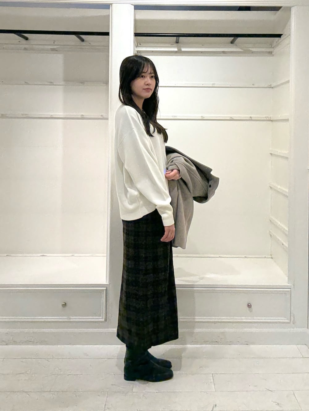 ベージュ系のその他アウター、ベージュ系のその他アウター、ホワイト系のニット/セーターを着用したレディースの秋コーディネートの3枚目の写真