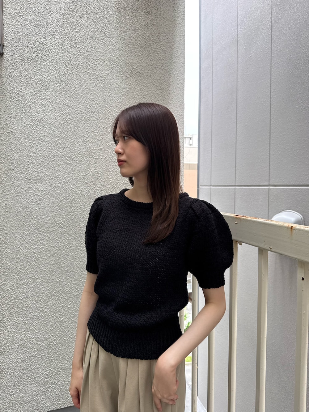ブラック系のニット/セーター、ブラック系のニット/セーター、ベージュ系のその他パンツを着用したレディースの夏コーディネートの3枚目の写真
