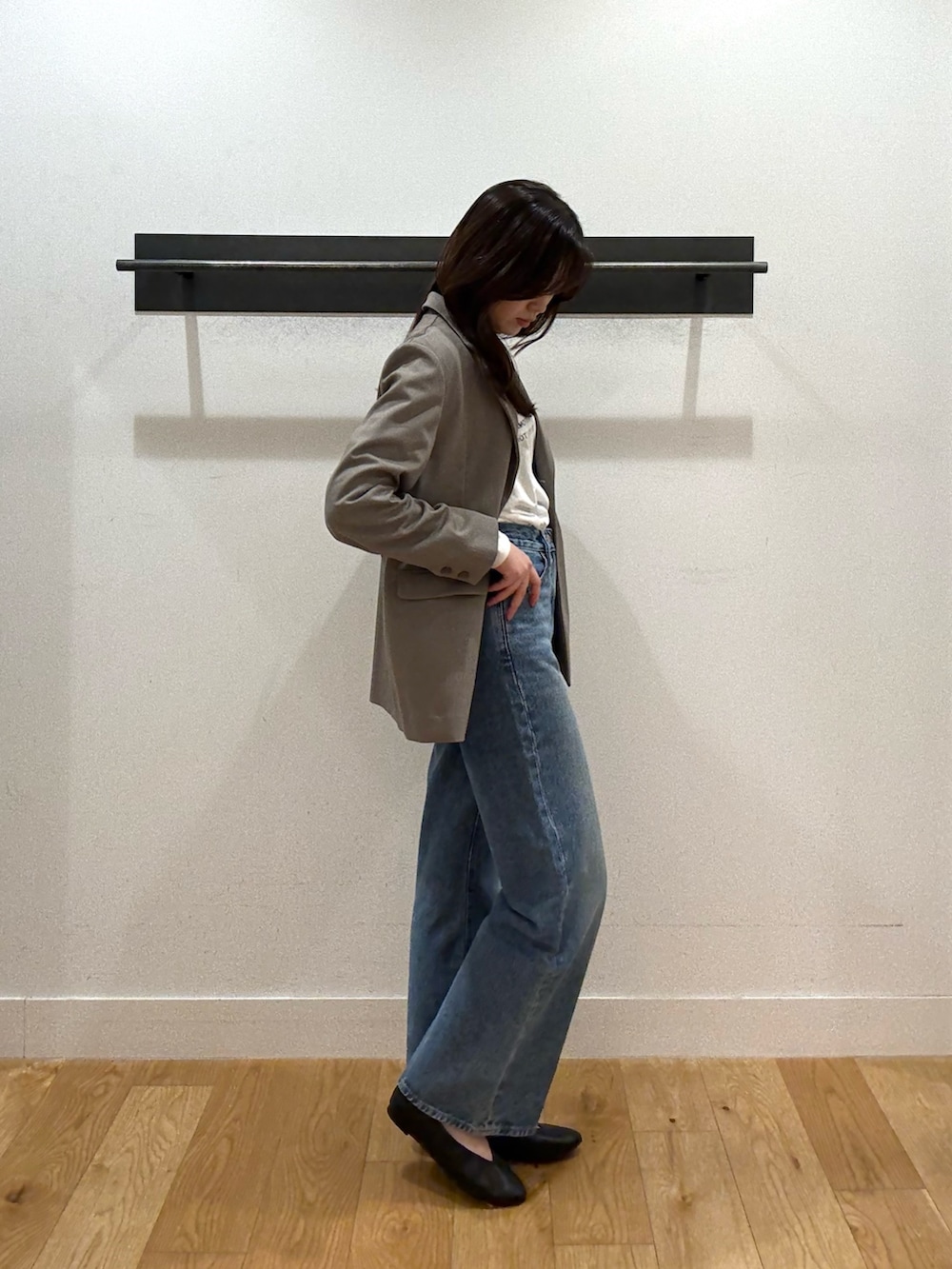 グレー系のその他アウター、グレー系のその他アウター、ブルー系のデニムパンツを着用したレディースの冬コーディネートの2枚目の写真