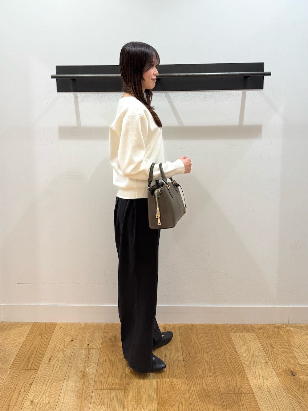 ホワイト系のニット/セーター、ホワイト系のニット/セーター、ブラック系のその他パンツを着用したレディースの冬コーディネートの3枚目の写真