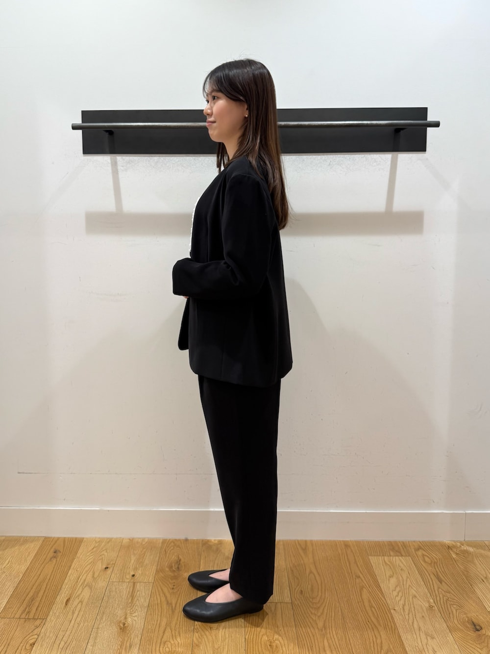 ホワイト系のシャツ/ブラウス、ホワイト系のシャツ/ブラウス、ブラック系のスーツジャケットを着用したレディースの冬コーディネートの2枚目の写真