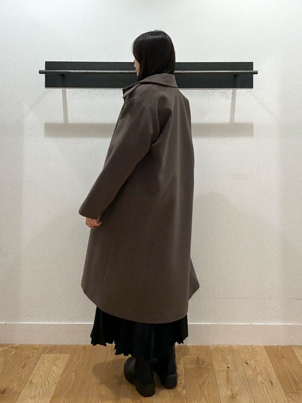 ブラウン系のその他アウター、ブラック系のスカート、ブラック系のスカートを着用したレディースの冬コーディネートの2枚目の写真