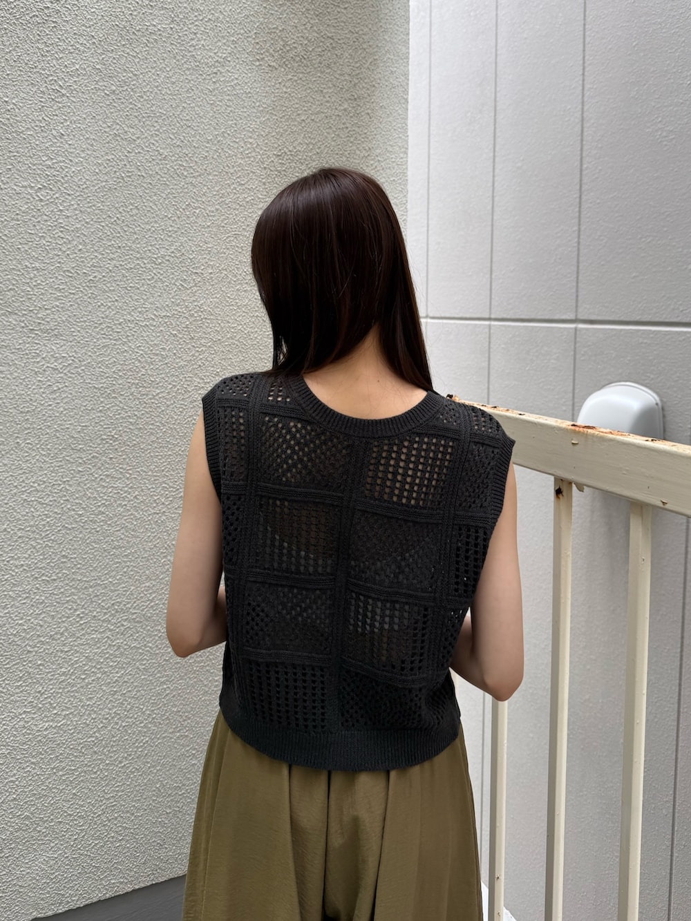 ブラック系のサンダル、ブラック系のサンダル、グリーン系のその他パンツを着用したレディースの夏コーディネートの4枚目の写真